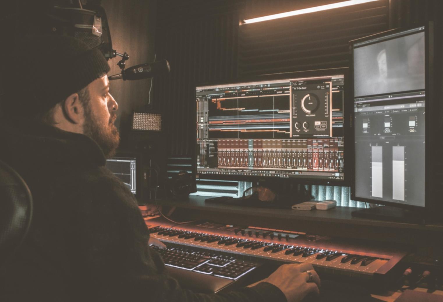 Schermo che mostra rendering di effetti video con anteprima di diverse opzioni di transizione cinematografica